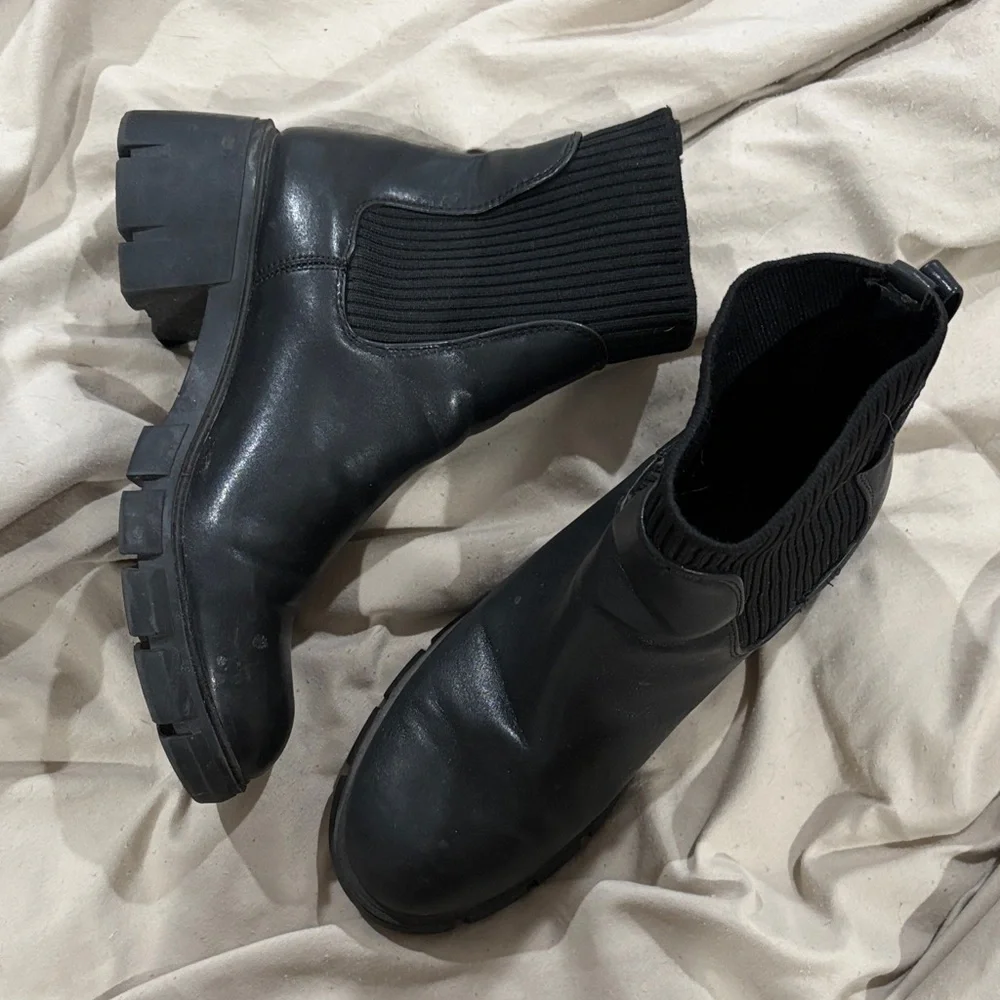 Elegant Black Leather Ankle Boots - Picture 2 of 2